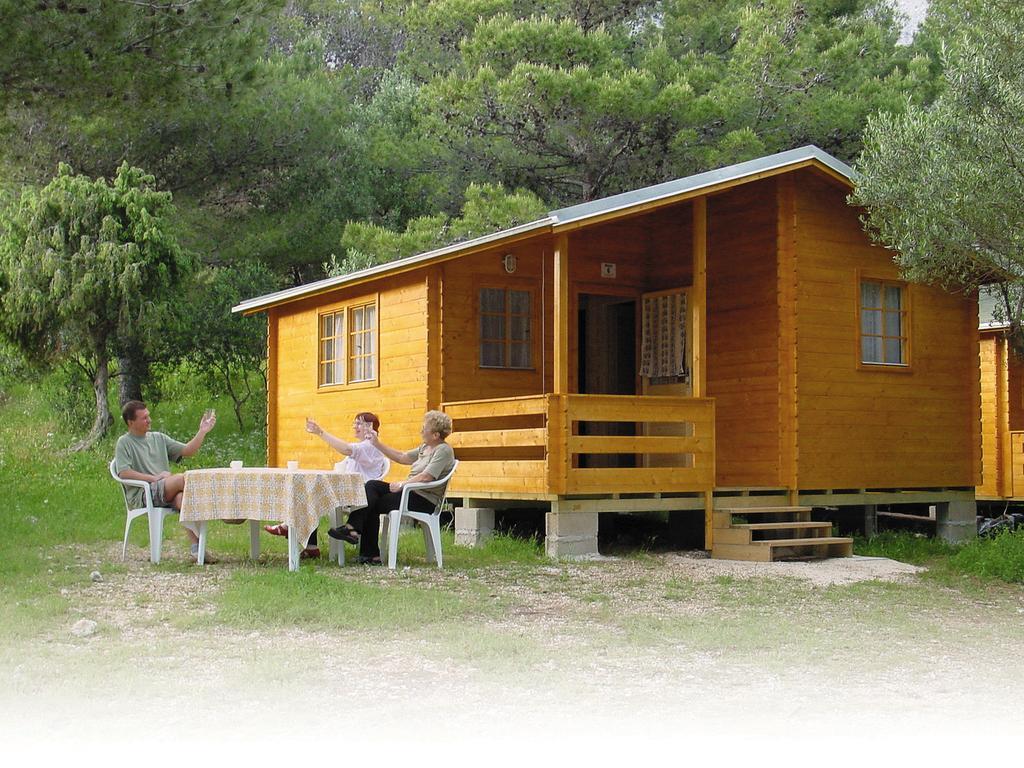 Victoria Cottage Camping Dole Blato  Екстериор снимка